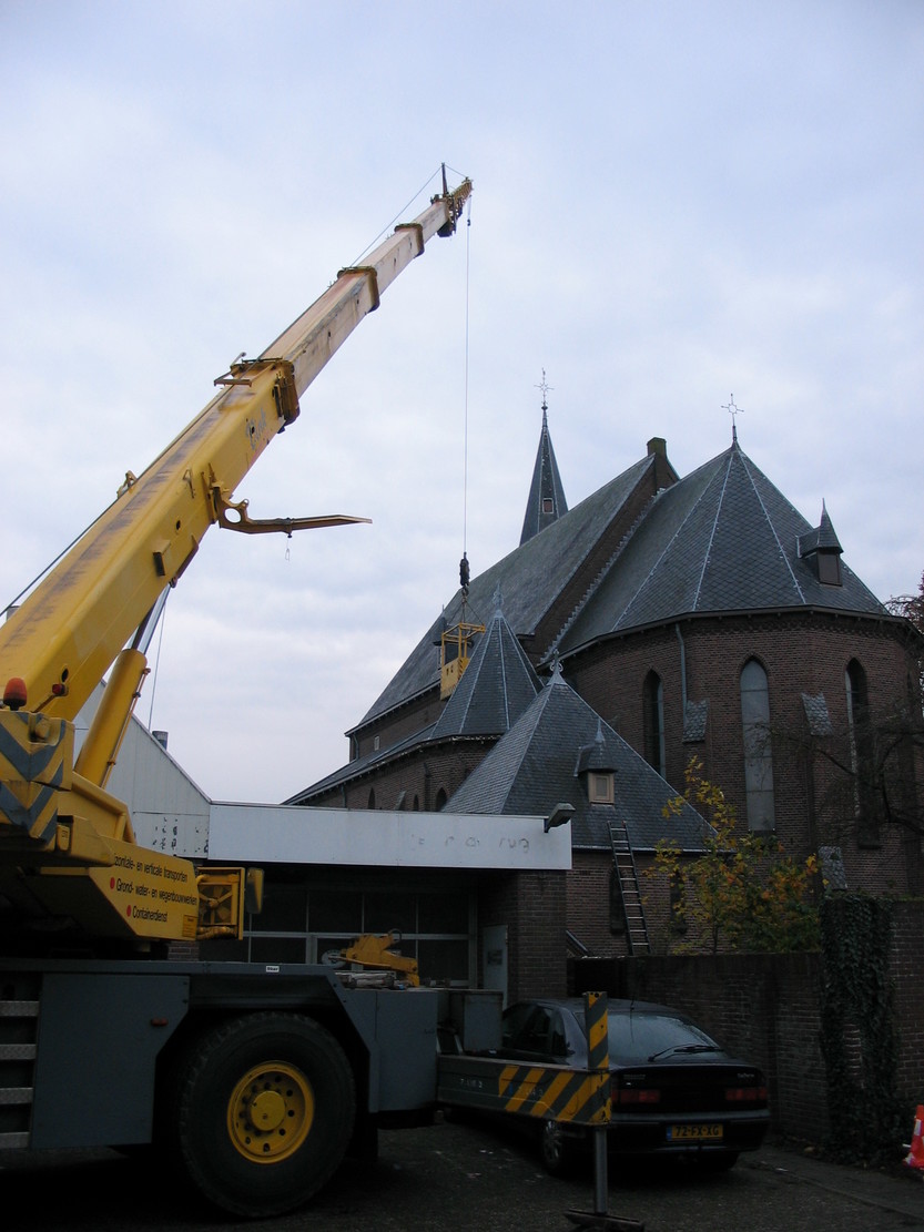 Catharinakerk te Barneveld. Meerjarenonderhoudsproject. Schilderwerk buiten met hoogwerkers. Opdrachtgever RKK.jpg